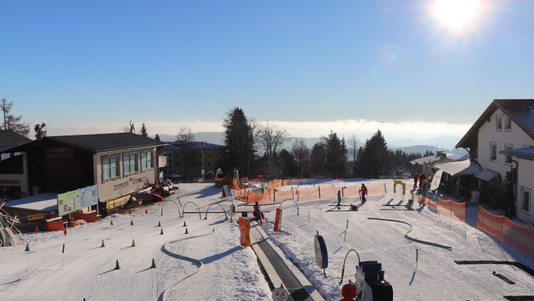 Ski school in M&ouml;nichkirchen with children on the slopes and sunshine.