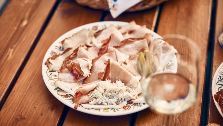 Enjoy a Heurigen snack, &copy; Andreas Hofer