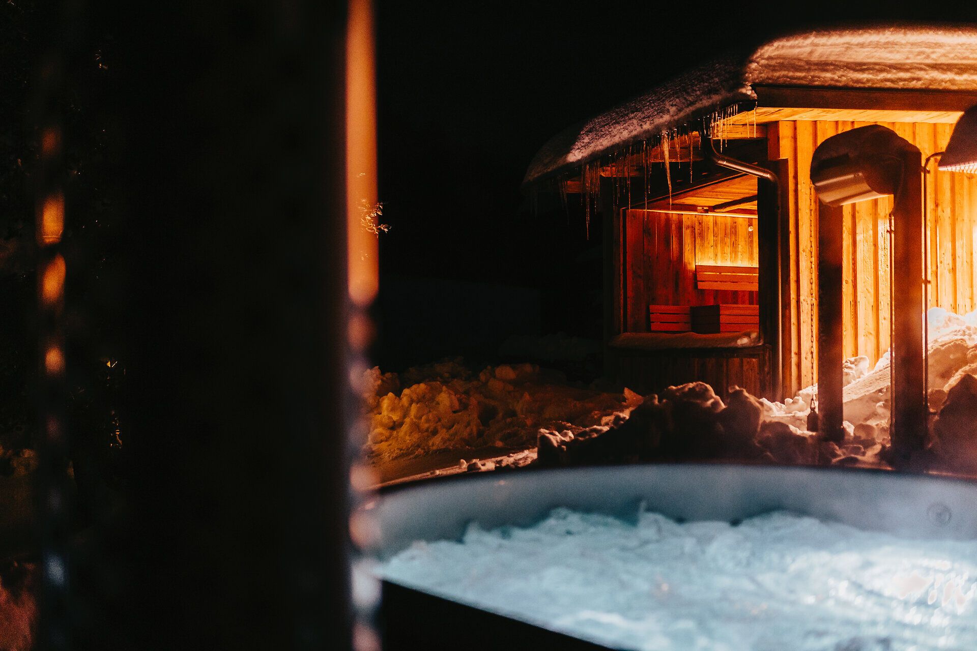 Wellnessbereich mit Whirlpool und Sauna im Winter