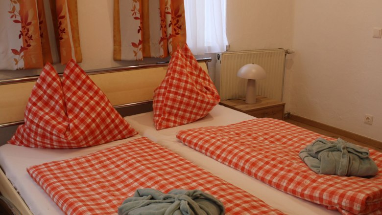 Bedroom double bed, © Lisa Halmenschlager