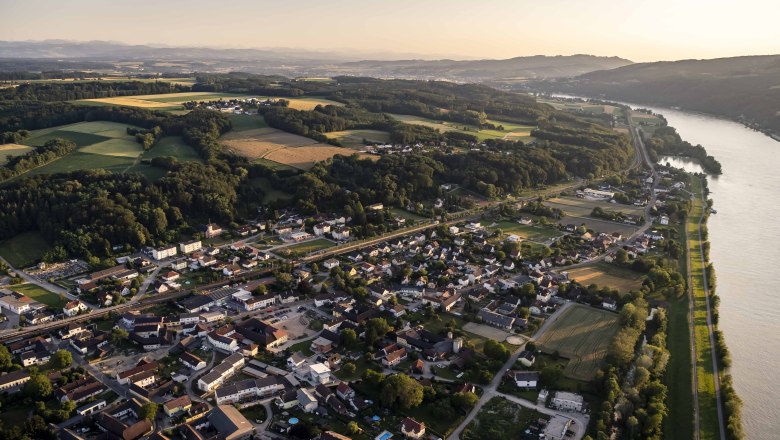 Aerial view of Krummnußbaum with river and landscape.