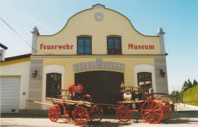 Historic fire engines in front of the St. Leonhard am Forst Fire Brigade Museum.