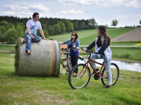 Radfahrer auf Heuballen, Verbindungsweg, &copy; Waldviertel Tourismus