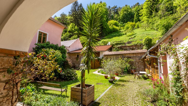 Innenhof - Ferienwohnungen Manuela, © Wiener Alpen / Christian Kremsl