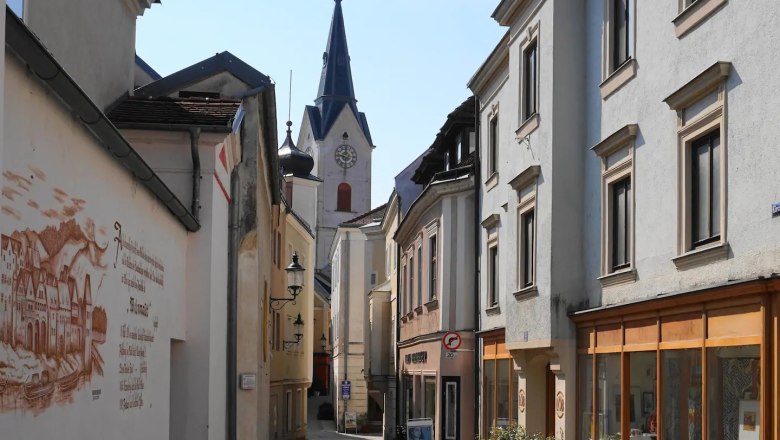 The narrow alleyways of Ybbs an der Donau, © Fam. Obernberger Narrow alley with old buildings and church tower in the background.