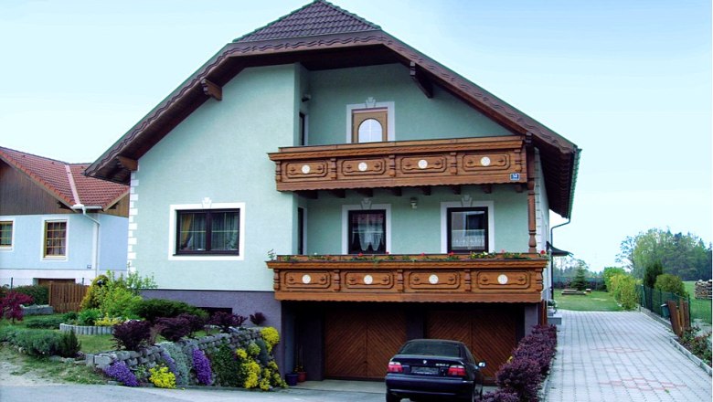 Guesthouse Kocaget, © Gästehaus Kocaget A two-storey house with wooden balcony and garden.