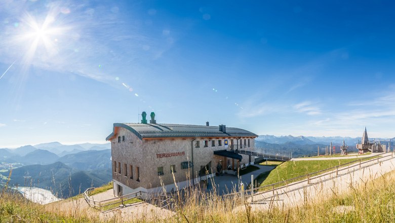 The Terzerhaus on the Gemeindealpe in sunny weather with a mountain panorama in the background.