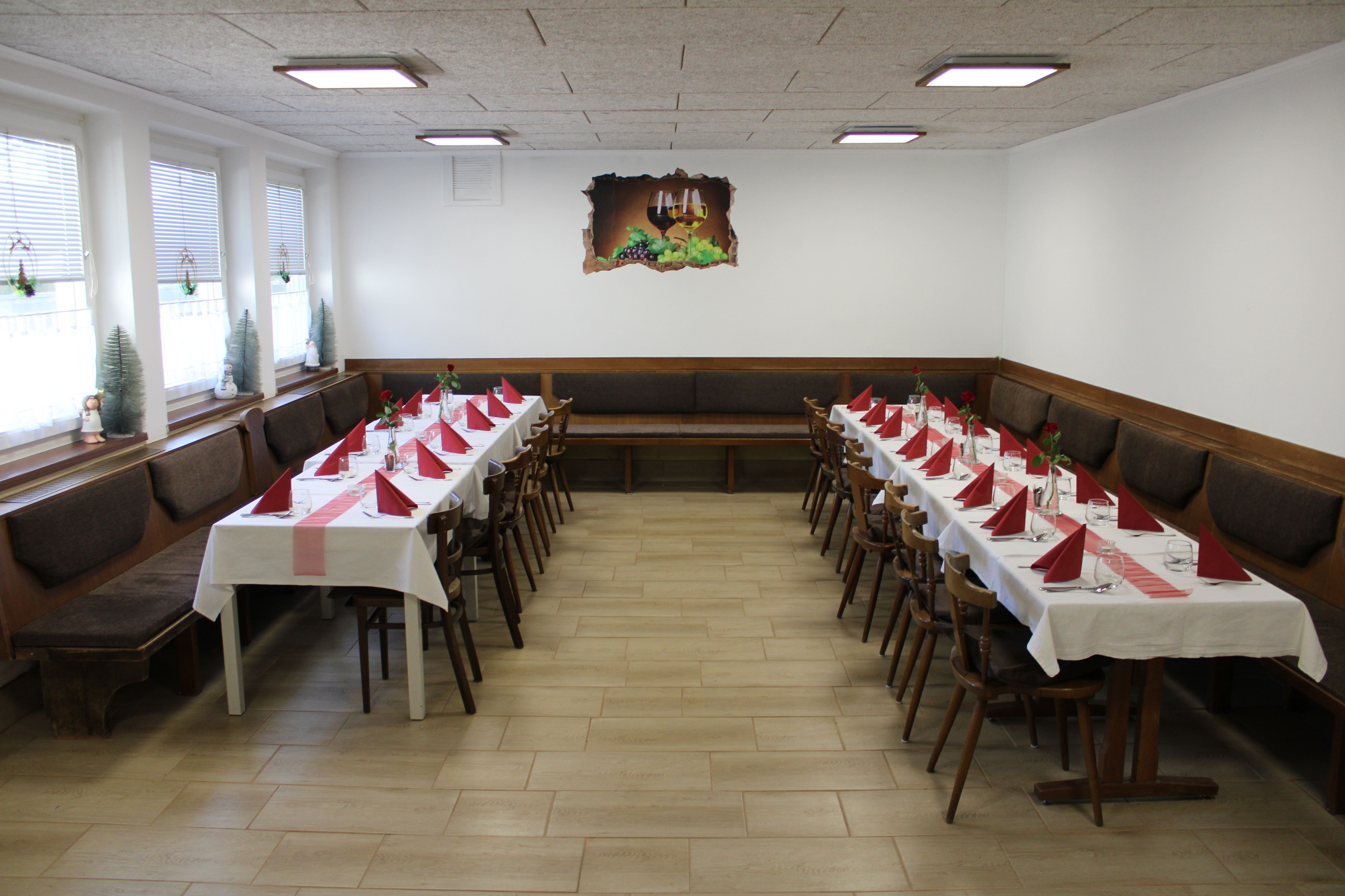 Stixer Hof, Stixneusiedl, large hall with tables and benches