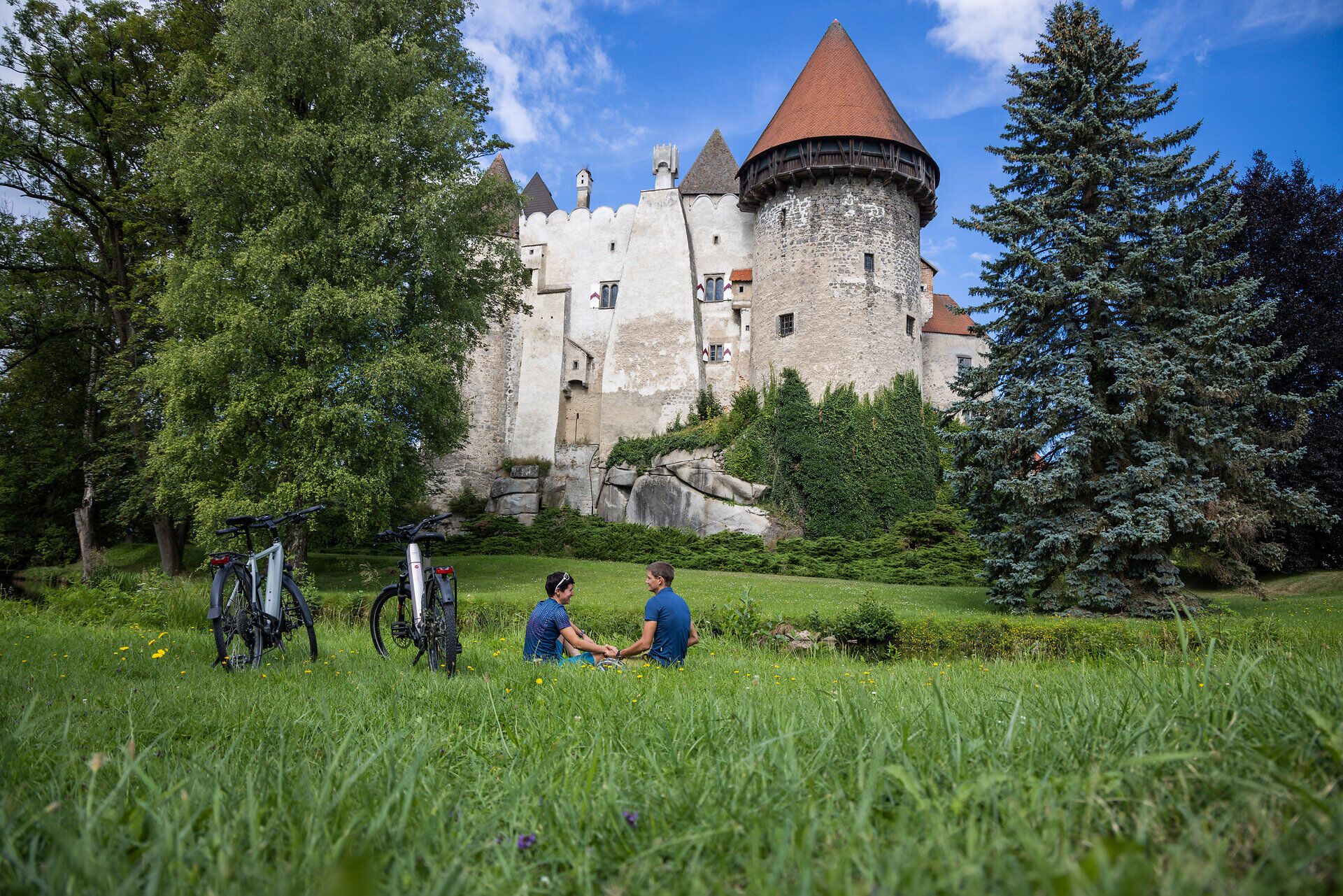 Surrounded by lush greenery and majestic trees, Heidenreichstein Castle offers a picturesque retreat for cyclists and nature lovers. The rolling hills and tranquil waterscape invite you to take a relaxing break, while the historic architecture of the castle tells a fascinating story in the background.