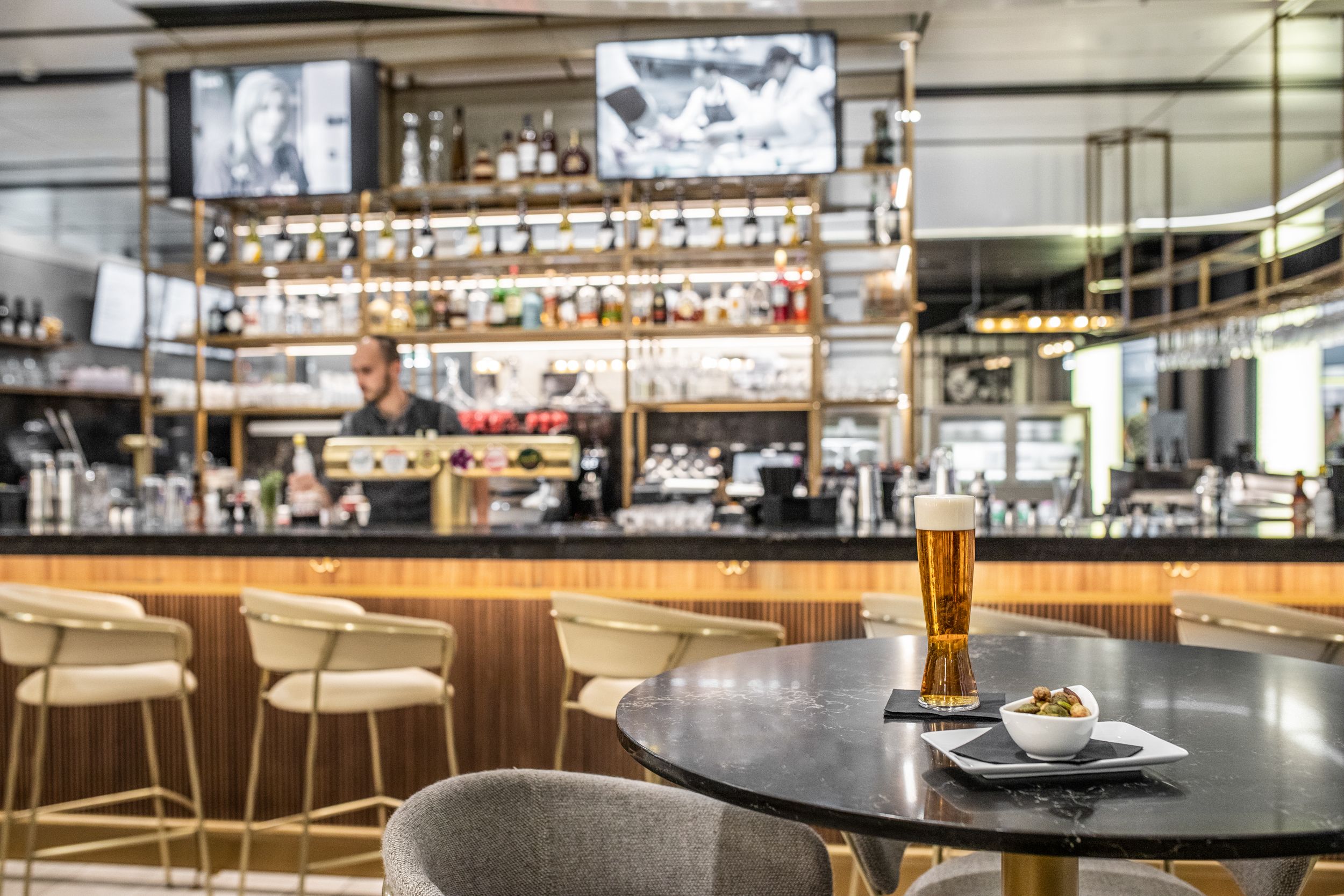 Wolfgang Puck Kitchen, bar with waiter
