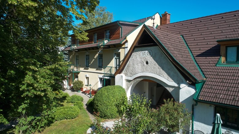 Country house Puchbergerhof, © Landhaus Puchbergerhof by smc Landhaus Puchbergerhof with garden and trees in the foreground.