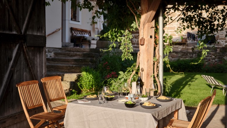 Dinner in the courtyard, © Mathias Lixl / lixl.com