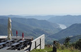 Viewing terrace on the Jauerling with a view of the Danube and wooded hills.