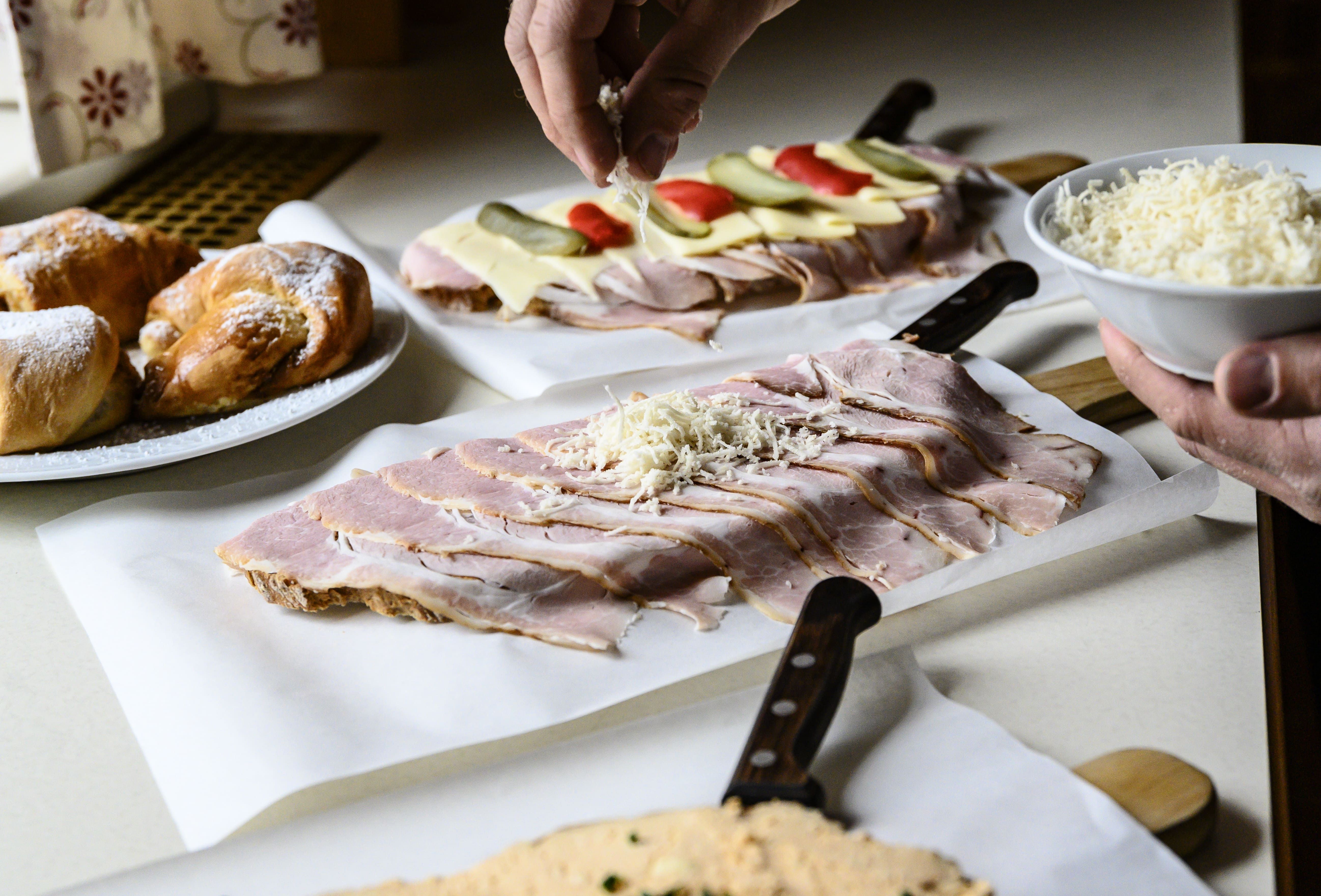 Preparation of sandwiches with ham and cheese, as well as pastries.