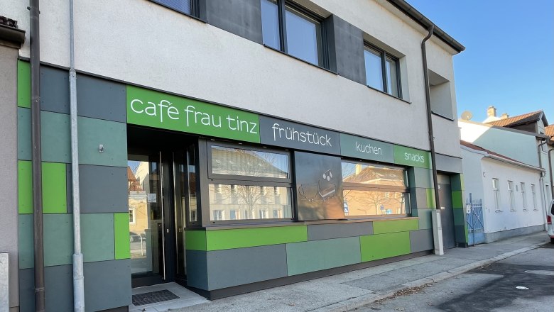 Cafe Mrs. Tinz, © Wiener Alpen/Lechner Exterior view of the Frau Tinz café with green and gray façade.