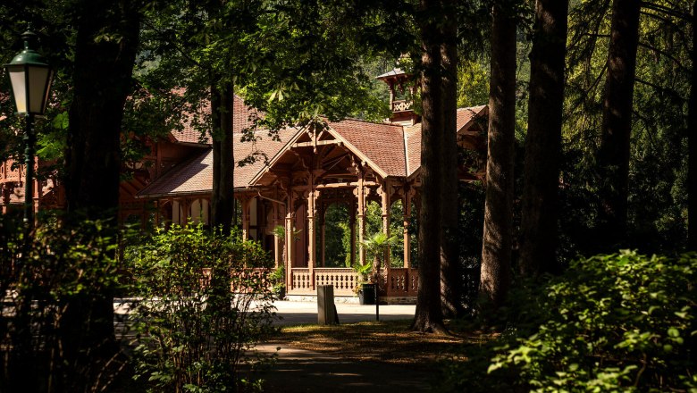 Surrounded by majestic trees and the gentle melody of nature, the historic pavilion exudes an inviting atmosphere. Here, where the Alps meet the soul, visitors can enjoy the beauty of a mountain summer to the full.