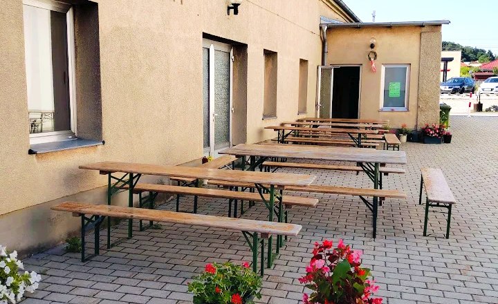 Buschenschank Thaller Wolfsthal, inner courtyard with wine tables