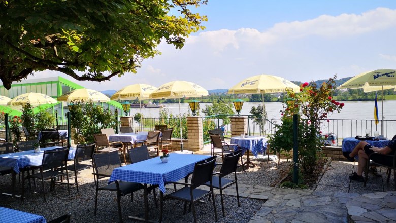 Guest garden on the terrace with a view of the Danube, © Wachauerhof