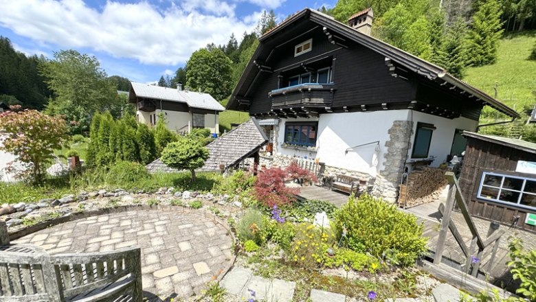 Garden with stone elements, flower beds and seating area, © Haus Anton Garden with stone elements, flower beds and seating area, © Haus Anton