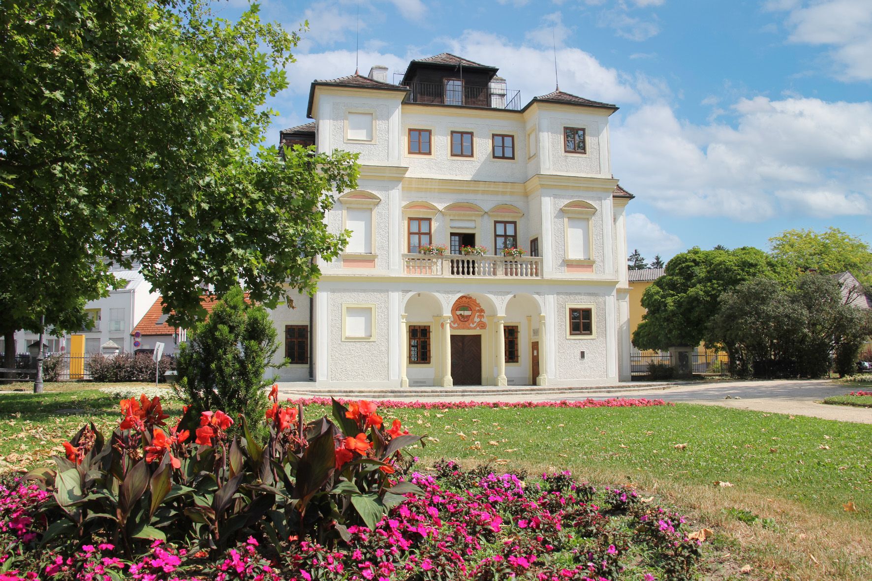 Belvedereschlössl in Stockerau with flower bed in the foreground.