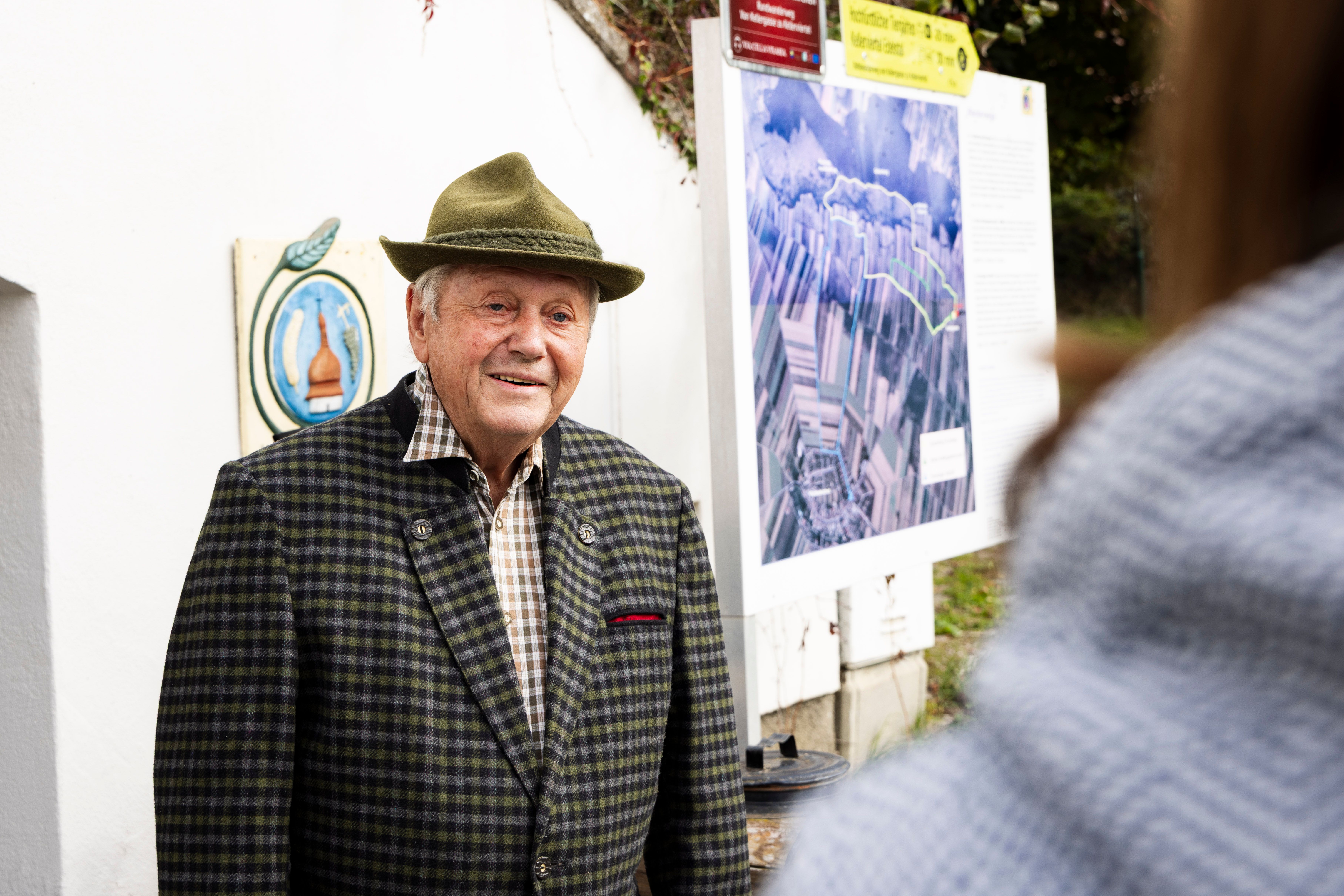Cellar lane guide in front of the wine museum