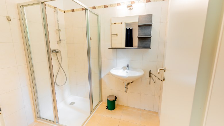 Shower, © Wiener Alpen / Christian Kremsl