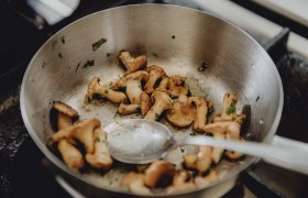 Chanterelles in a pan with herbs.