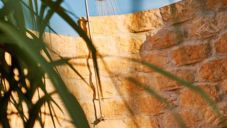 Outdoor shower in the garden, &copy; Apartments Vineyard19