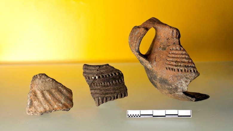 Fragments of richly decorated drinking vessels, © Jakob Maurer