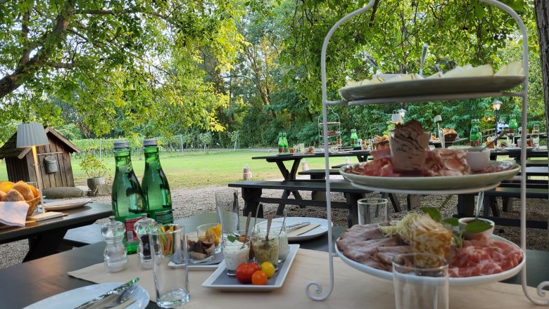 Set table in the outdoor area of the Heiss Keller with glasses and crockery; atmospheric ambience for enjoyment and socializing.