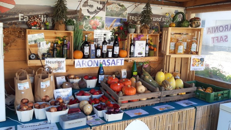 A stall selling regional products such as pumpkins, onions and aronia juice.