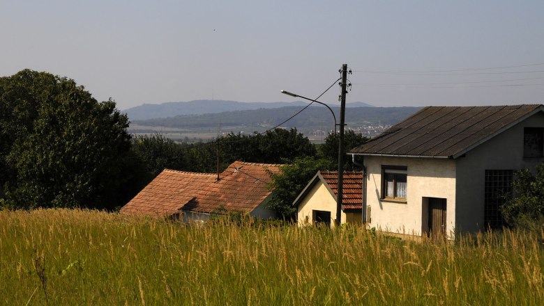 Rural scene with houses and fields in Großebersdorf.