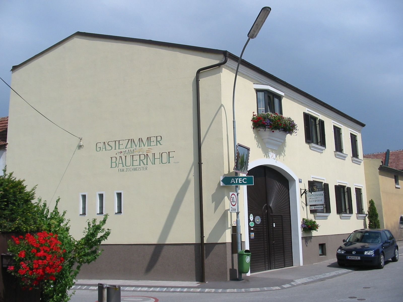 A guest house with the inscription 'Gästezimmer am Bauernhof Fam. Zöchmeister'.