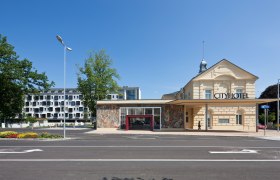 Exterior view of the Cityhotel D & C with the modern and historical parts of the building.