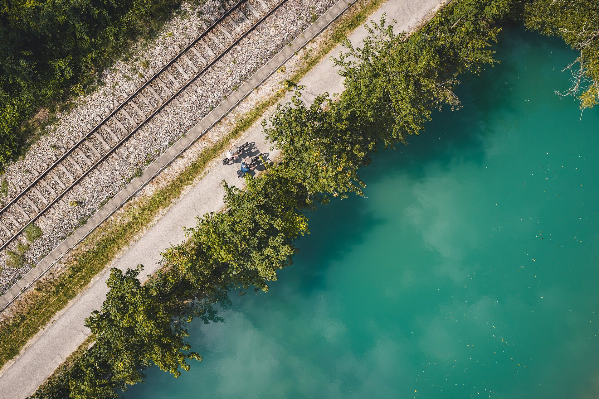 Two cyclists on the Erlauftal cycle path between the Erlauf and the railroad line
