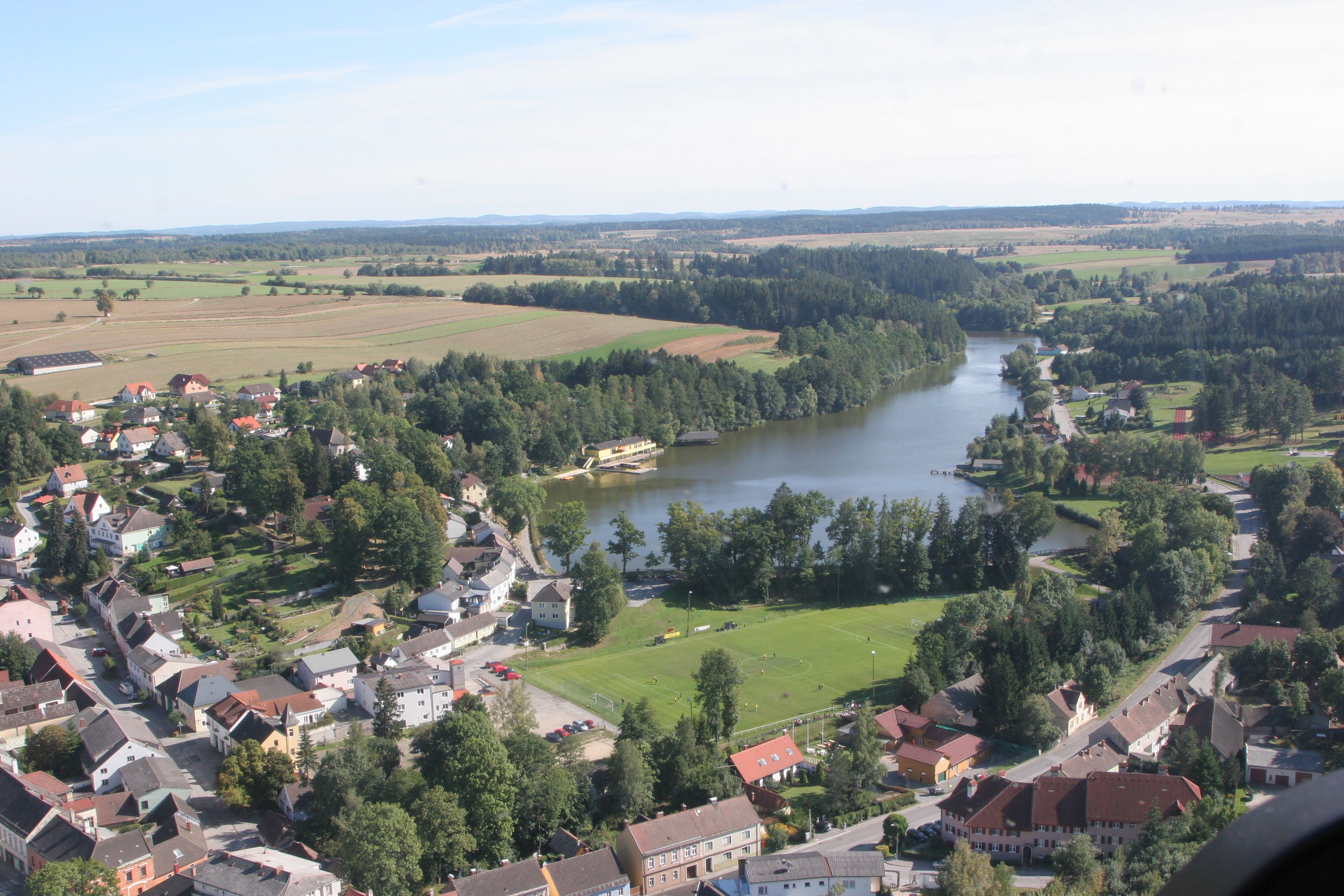 Aerial view of Allentsteig with lake and surrounding landscape.