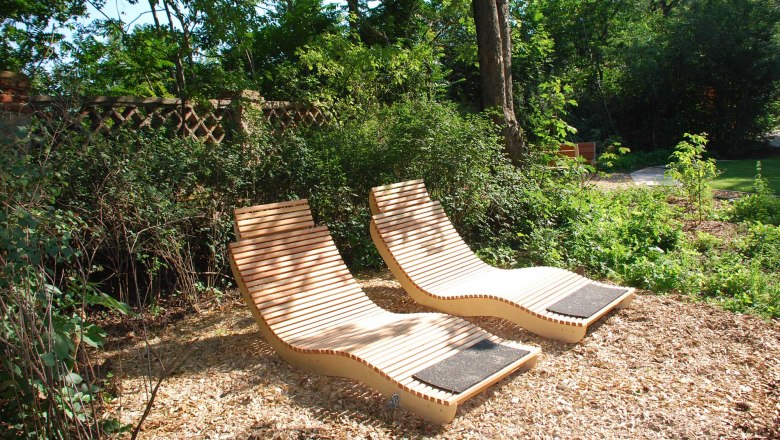 Relaxation areas in the Schiltern Castle therapy garden, &copy; PSZ