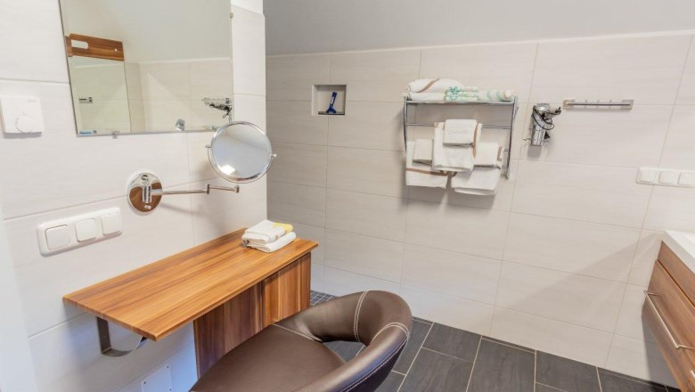 Spacious bathroom, © Ludwig Fahrnberger