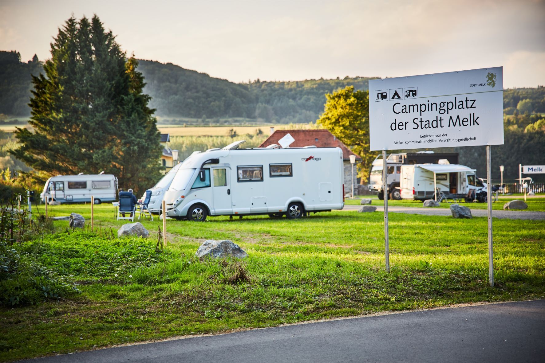 Campsite in Melk with mobile homes and a sign in the foreground.