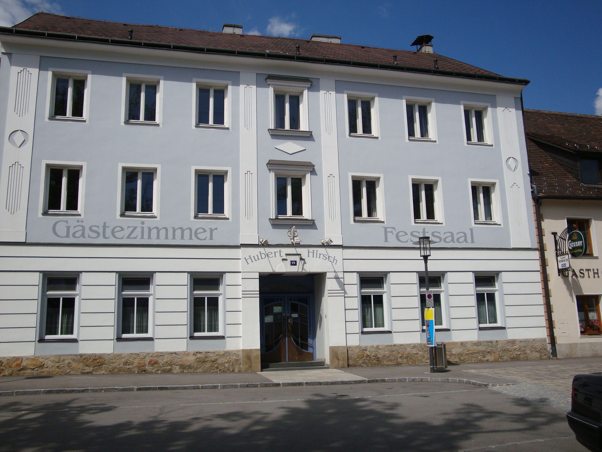 Facade of an inn with the inscription 'Gästezimmer' and 'Festsaal'.