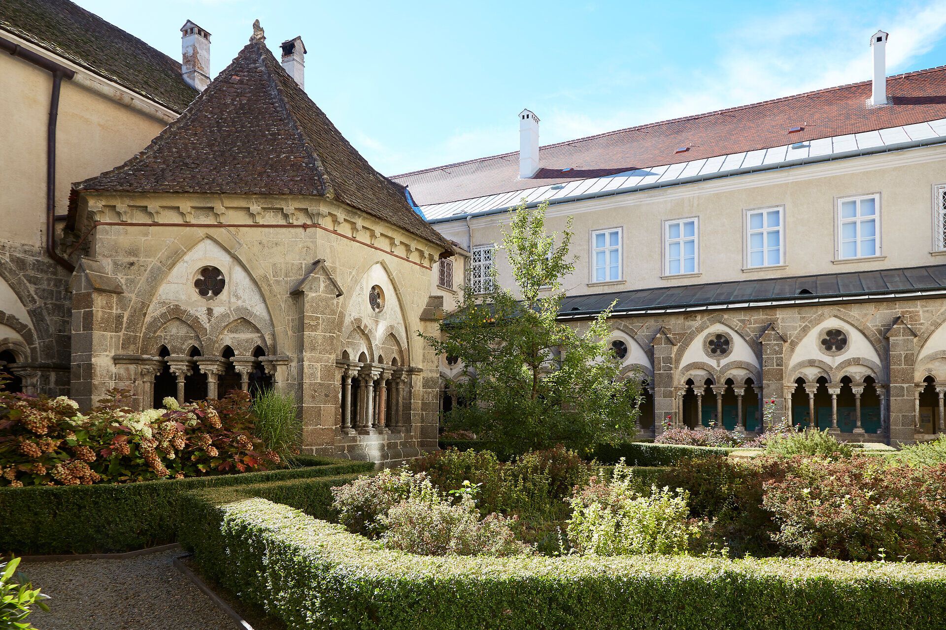 Der malerische Innenhof des Stifts Zwettl lädt mit seinen liebevoll gestalteten Gärten und historischen Gebäuden zum Verweilen ein. Hier harmonieren die sanften Farben der Blumen mit der beeindruckenden Architektur und schaffen eine Atmosphäre der Ruhe und Besinnlichkeit.