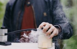 Inmitten der sanften Hügel des Wienerwaldes entfaltet sich eine kulinarische Entdeckungsreise, die die Sinne verzaubert. Der Duft von frischen Kräutern und die sanfte Melodie der Natur schaffen eine einladende Atmosphäre, die zum Verweilen einlädt.