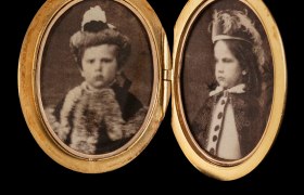 Golden presentation medal of the Empress Elisabeth with her children Gisela and Rudolf, © SKB, A.E. Koller