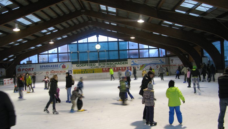 Ice skating at the Naturfreunde ice rink, © Naturfreunde St. Pölten