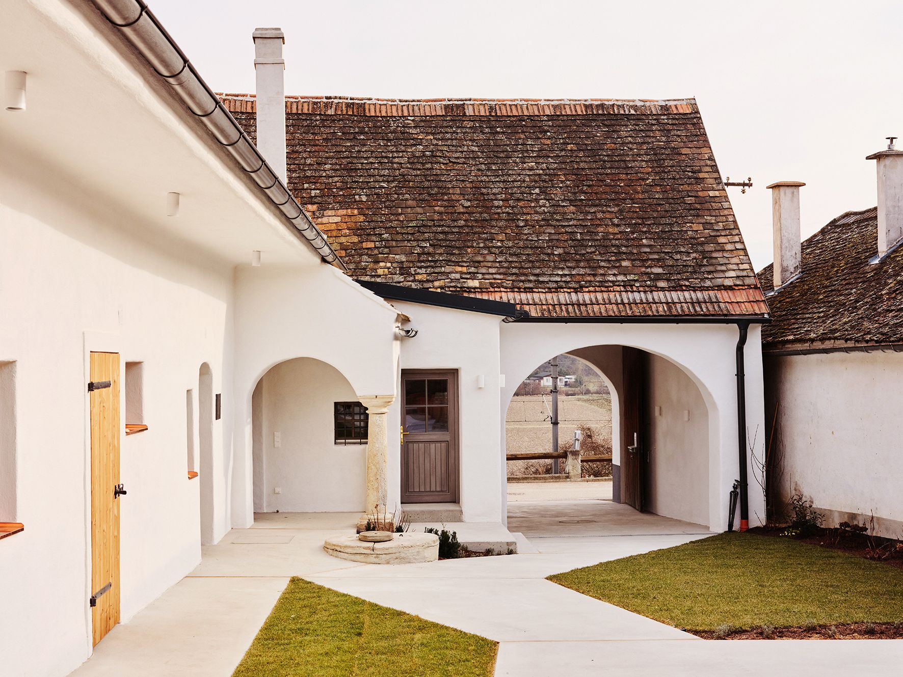 Traditional winery in the Wagram region of Lower Austria with a white façade, tiled roof, arcades and courtyard.
