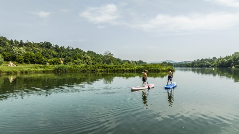 2 people on SUP at the Weitenegg bathing lake