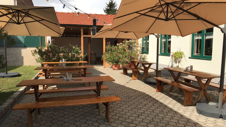 Garden, Buschenschank (typical tavern) family Mölk, Deutsch-Haslau, © Buschenschank Familie Mölk