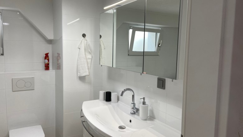 Badezimmer mit Dusche und Waschmaschine, © Wiener Alpen