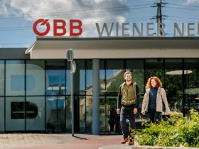 Public arrival at Wiener Neustadt train station, &copy; Wiener Alpen in Nieder&ouml;sterreich - Bad Erlach