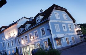 Exterior view of the Landgasthof Moshammer at dusk.